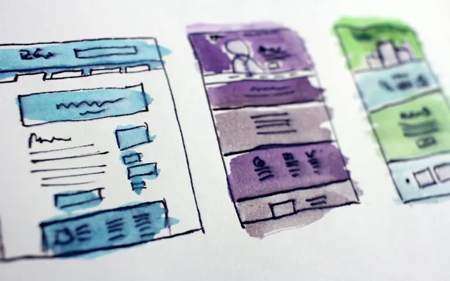 Bocetos de diseño web a mano en papel con bloques en acuarela