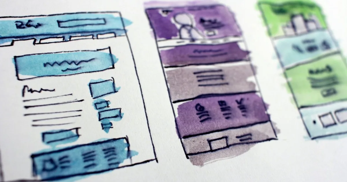 Bocetos de diseño web a mano en papel con bloques en acuarela